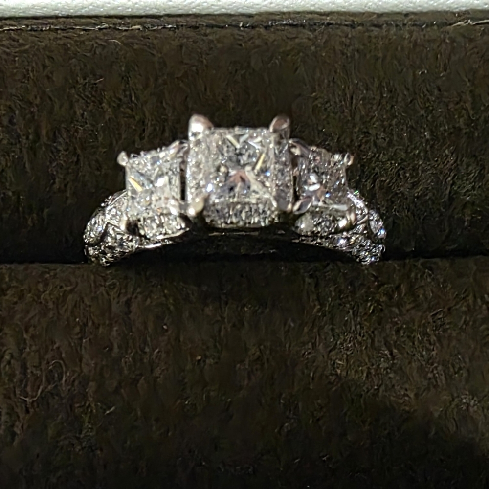 Stunning 3 Stone White Gold Diamond Ring
